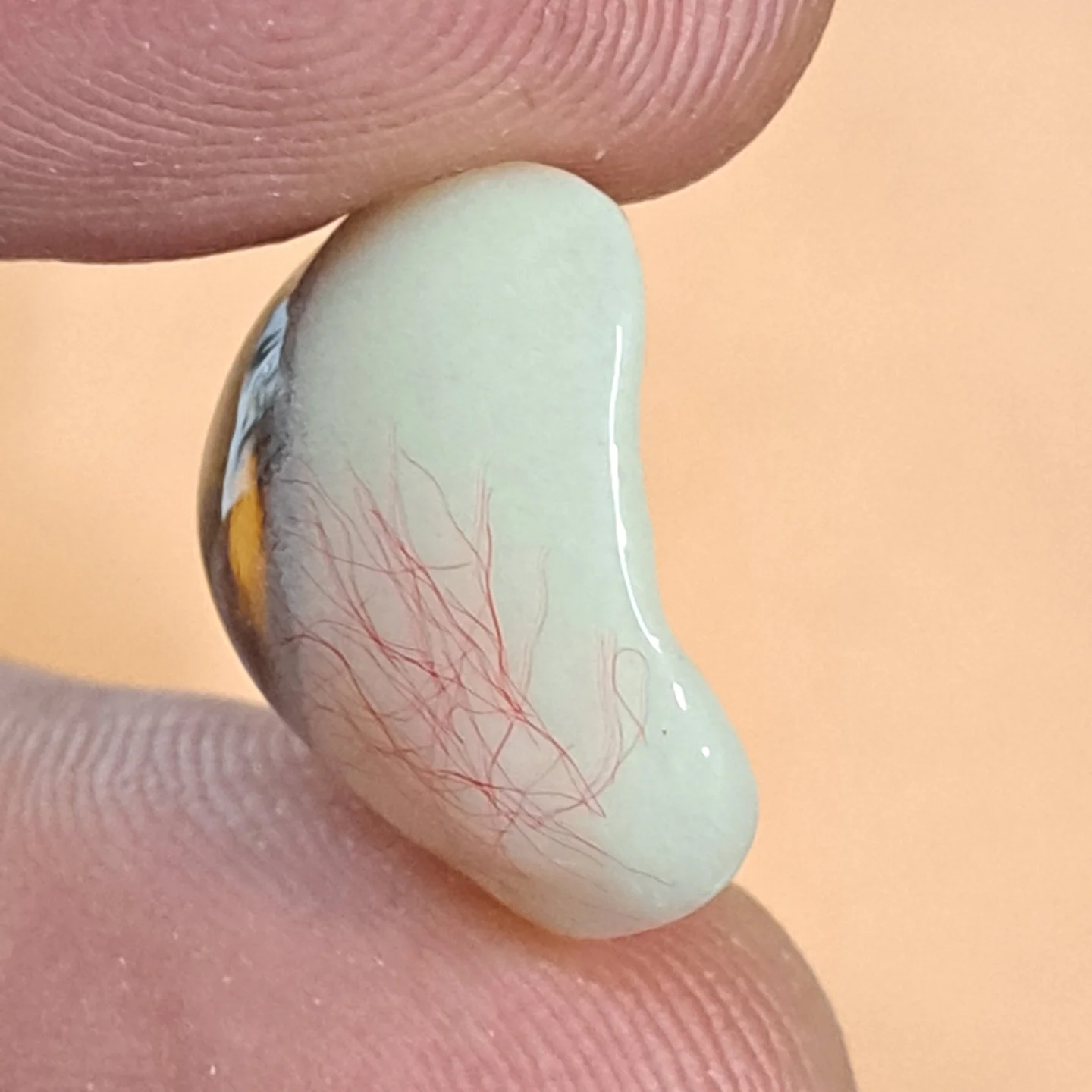 Perfil lateral de prótesis ocular con detalle de venas pintadas a mano
